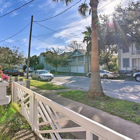 Bright Galveston Cottage Close To Beach And Strand Exterior photo