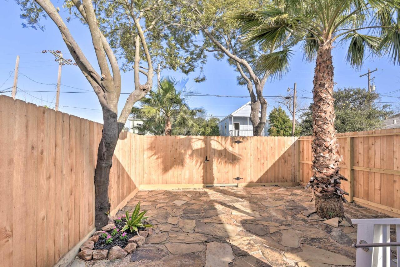 Bright Galveston Cottage Close To Beach And Strand Exterior photo