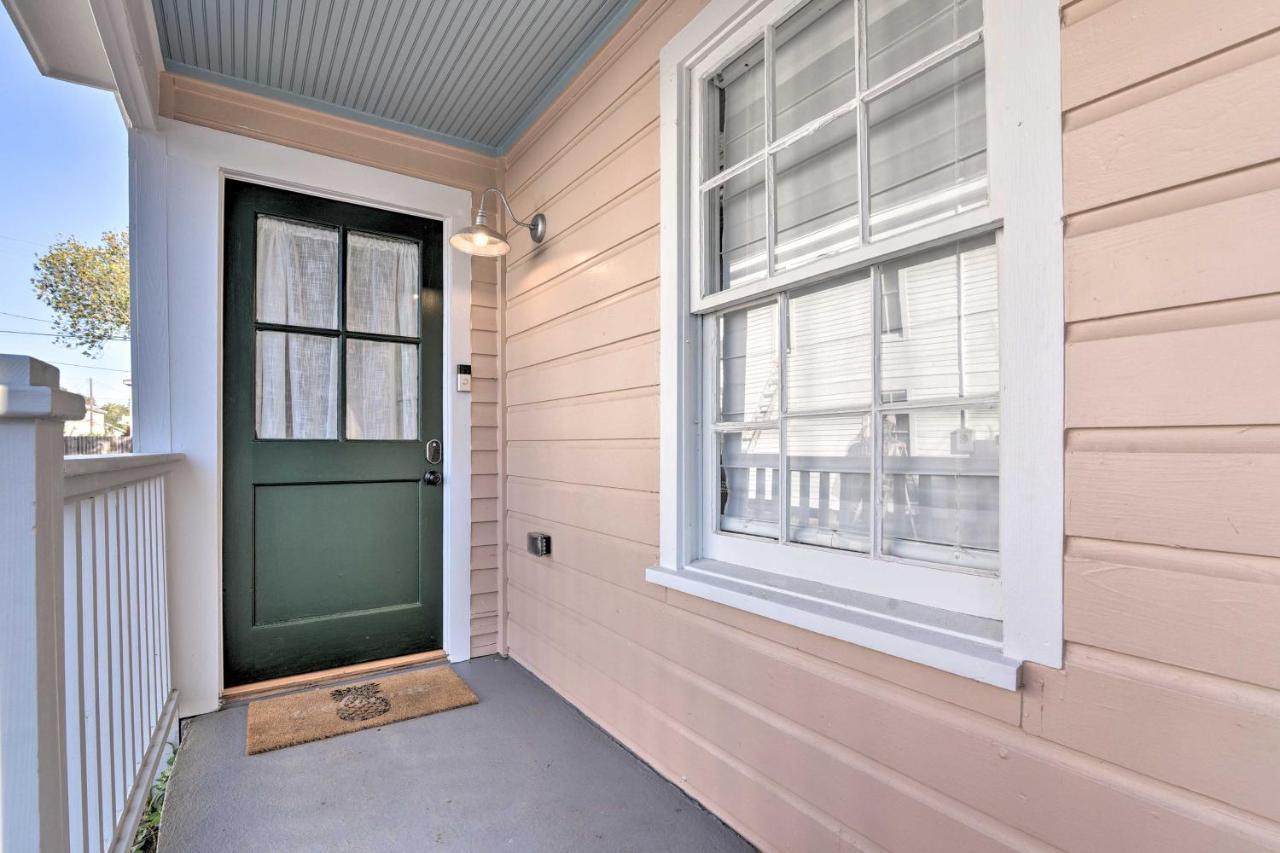Bright Galveston Cottage Close To Beach And Strand Exterior photo